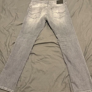  ljusgrå jeans slim fit - Helt nya och Snygga ljusgrå jeans från Jack&jones, Modellen har smal passform