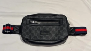 Axelväska - Snygg axelväska som är justerbar