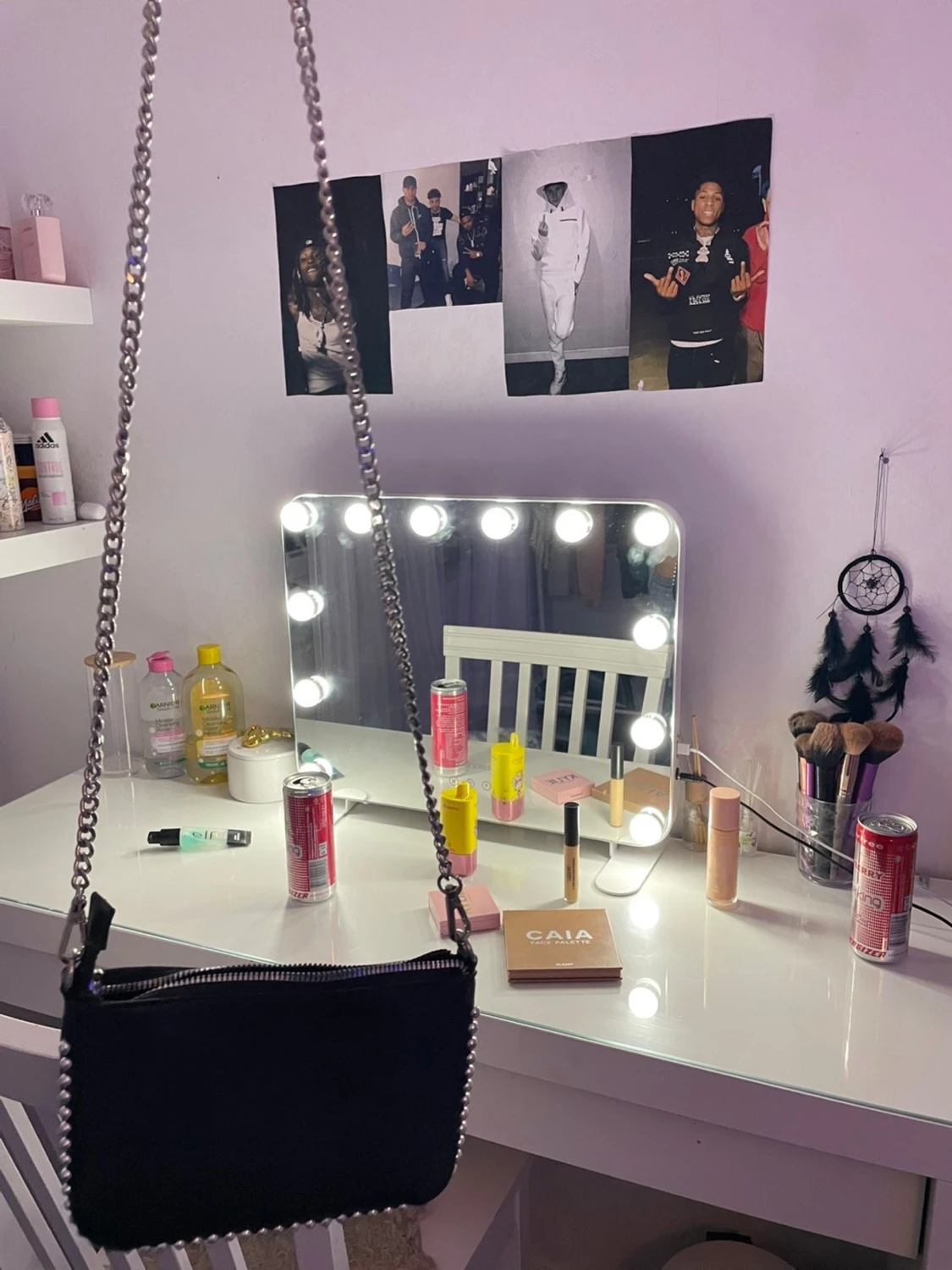 Svart axelväska med kedja och nitar - 1