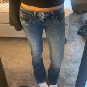 Blå jeans från LTB Valere - Säljer ett par snygga blå jeans från LTB, modell Valere. De har låg midja med lätt slitna detaljer. Jeansen är i denim. Storleken är  26/32.