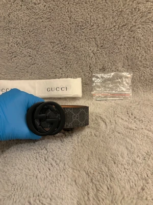 Bälte  - Säljer ett  bälte i nytt skick du får med ett fodral och en pinne du kan göra hål med 