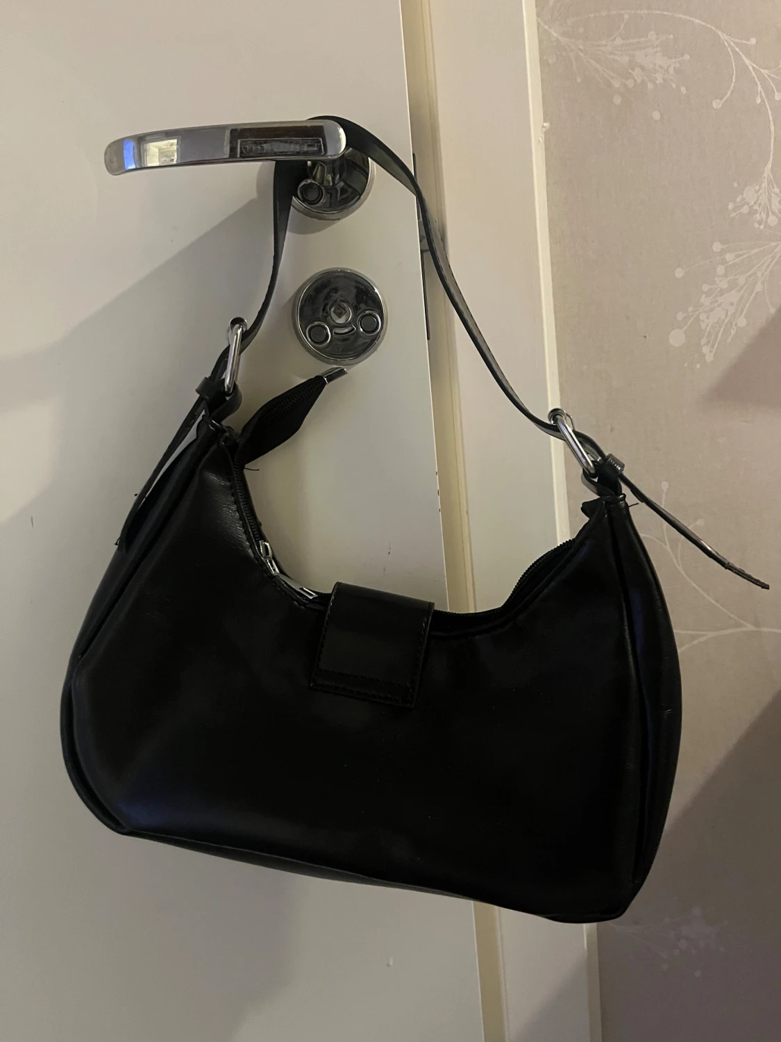 Svart axelväska med stora metalldetaljer - 6