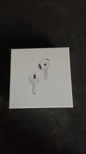 AirPods 3 - Säljer ett par AirPods 3 från Apple i mycket fint skick, komplett med originalkartong, laddningskabel och manual. Hörlurarna har aktiv brusreducering och levereras i sitt laddningsetui. Inga synliga defekter eller slitage, ser ut som nya.