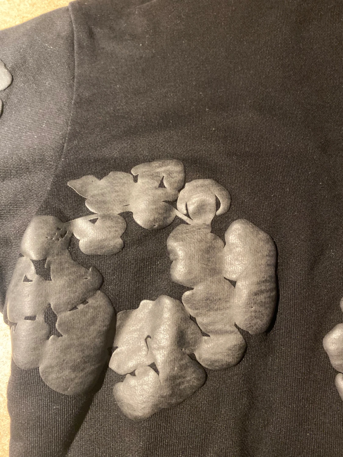 Svart hoodie från Denim Tears med grått mönster - 3