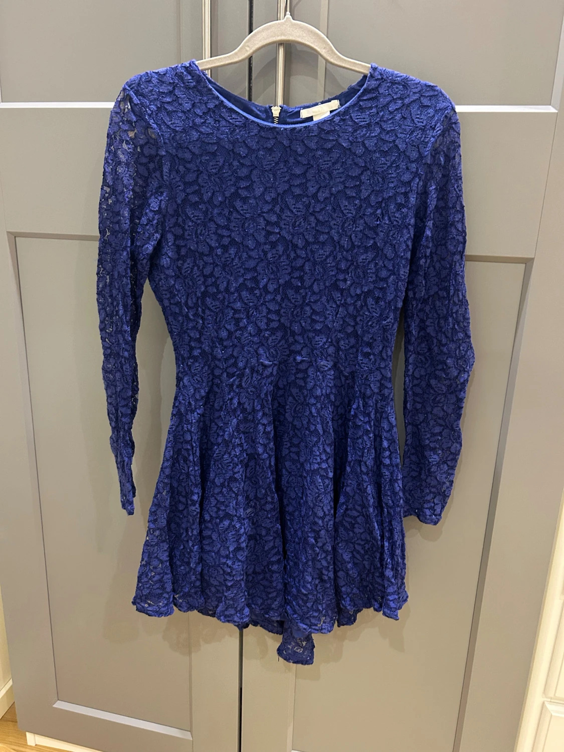 Blå spetsklänning från H&M - 2