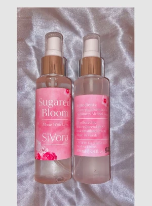 Sugared Bloom body mist 100ml - Sötare än första kärleken – Sugared Bloom är en ljuvlig body mist som doftar som ett rosa moln av jordgubbar, marshmallows och sockrigt godis. Den är mjuk, flirtig och oemotståndligt girlig. Bli den sötaste i rummet – utan att säga ett ord. 100ml 