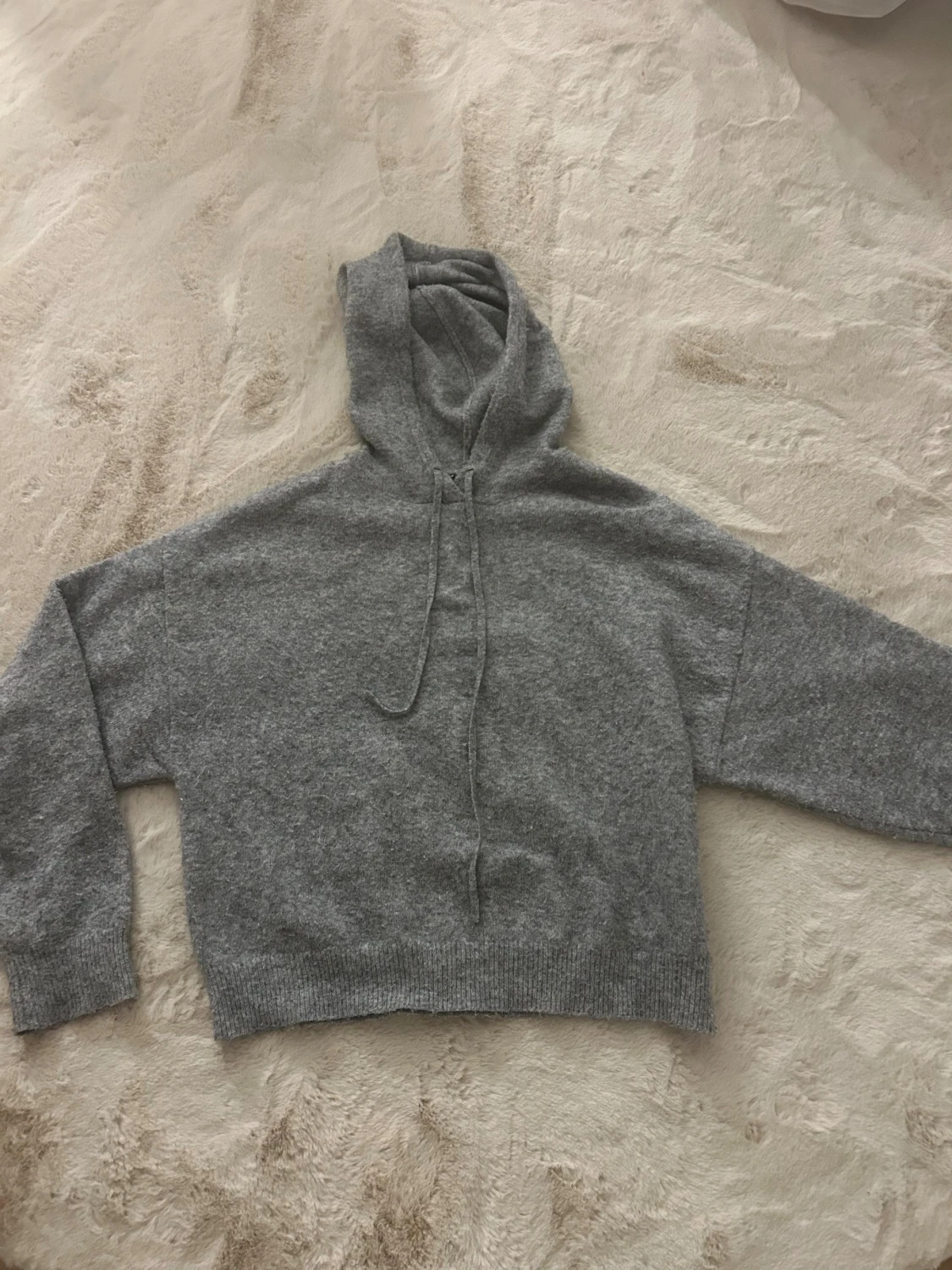 Grå stickad hoodie