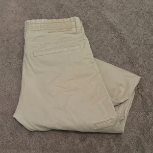 J.Lindeberg Chinos Beige Khaki Nouveau - J.Lindeberg Chinos Beige | Khaki Nouveau | Skick: 9,8/10 | Storlek: 33/34 | Nypris: 1599 SEK | Pris: 249 SEK | Gratis armband skickas med vid köp (från 31/10) | Frakt: Postnord + Instabox + Bring | Skriv vid minsta fråga eller fundering 📩 Priset är diskuterbart. 
