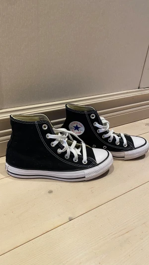 Converse - Jättesnygga Converse, endast använda 2 gånger så i toppenskick! Skriv vid frågor eller för fler bilder❤️
