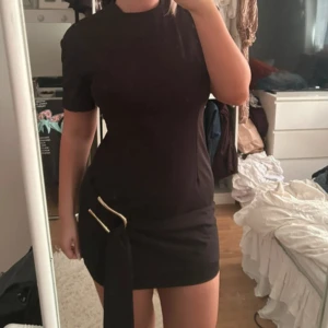 Svart klänning - Super kort snygg klänning med gulddetalj, helt ny 🥰