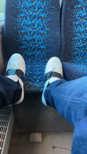 Open vita sneakers med svart detalj - Säljer ett par snygga Open sneakers i vitt skinn med bred svart läderdetalj över snörningen. Skorna har rund tå, platt sula och klassisk siluett som passar till jeans och streetwear. Perfekt för dig som gillar exklusiva märken och stilren design.