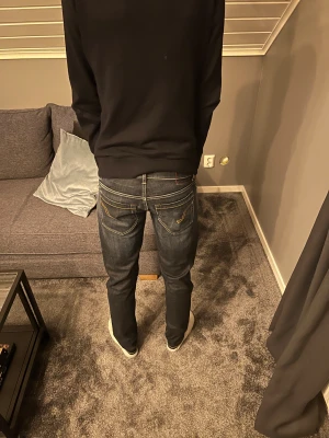 Blå jeans från Dondup  - Säljer ett tvär fett par jeans från Dondup | Strolek: 33 | Lägnd på modellen: 178cm | Vikt: 67kg | Hör av er för frågor ✌️😁