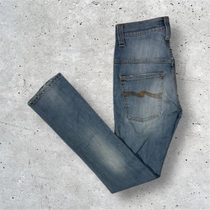 Nudie Jeans - Säljer dessa ljusblåa Nudie Jeans i storlek W28 L32. Jeansen är i mycket bra skick utan några defekter och dem sitter slim. Hör av er vid frågor, pris kan diskuteras något!