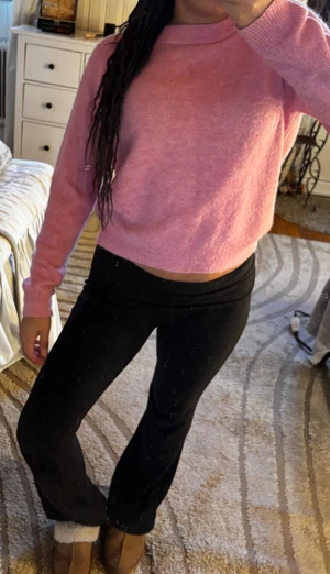 Ljusrosa stickad tröja - Rosa tröja från Zara. Supermysig och skönt material🩷Amvänd ett fåtal gånger!