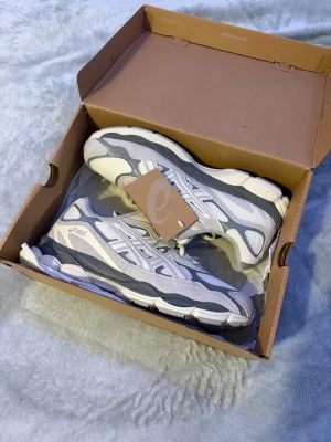 Asics gel nyc - Asics gel nyc i färgen cream/oyster grey. 👟 Storlek 45. Skorna är helt nya och otroligt bekväma. Med etikett och förpackning. Kontakta för frågor📲