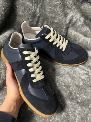 Snygga MM skor - Snygga MM sneakers i mörkblå färg, aldrig använda! De är i storlek 43, ingen box tillkommer! Skriv vid eventuella frågor!