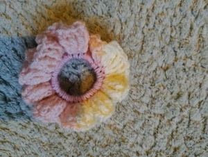 Handgjord virkad scrunchie  - Superfin handgjord virkad scrunchie i gul och rosa med volangkant. Perfekt för att ge din frisyr en söt och färgglad touch. Mjuk och stretchig, passar både till uppsatt hår och som accessoar runt handleden. Virkad av mig!