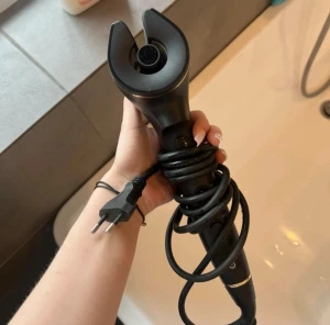 Locktång Babyliss - Säljer min Babyliss locktång eftersom jag helt enkelt inte använder den längre. Den funkar superbra och blir varm snabbt, och den gör riktigt fina lockar. den är enkel att hantera även om man inte är proffs. Den är även enkel att hantera till och med om man inte är proffs. Den är i perfekt skick och använd bara några få gånger. Hör av dig ifall du har några frågor❤️