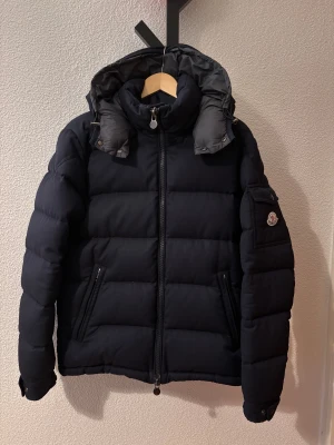 Moncler montgenevre  - Monc Montgenevre  Size 3  8,5/10 (cartoon lossnat)  Pris 7290  Navy  Nypris 23 k+ 