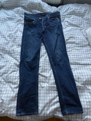 Replay Grover jeans straight fit blå - Säljer ett par Replay Grover jeans i straight fit, storlek 30/32. Klassisk mörkblå färg med fem fickor och tydliga Replay-detaljer på bakfickorna. Jeansen har används ett fåtal gånger och har inga skador.