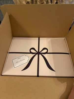 CAIA Adventskalender 2025  - Säljer CAIA Advent Calendar 2025 Edition med lyxig brun sminkväska i läderlook och flera satinpåsar. Kalendern innehåller olika sminkprodukter och tillbehör från CAIA. Allt är helt oöppnat, endast förpackningen som den kom i är öppnad, se bild. 