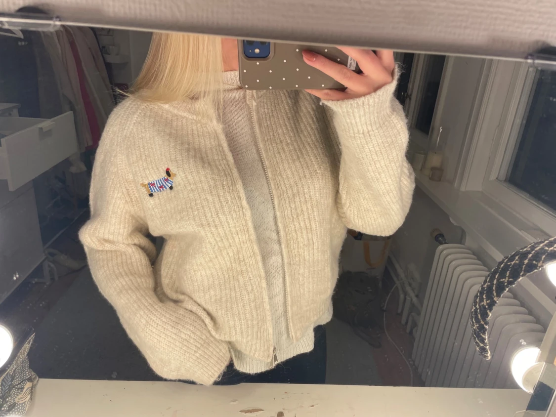 Beige stickad kofta med dragkedja