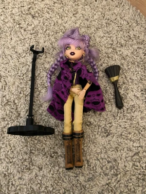 Yasmina Clairvoya bratzilliaz docka  - Säljer denna bratzilliasdocka tillsammans med dess borste formad som en kvast och en ställning. Mycket fint skick! 💗