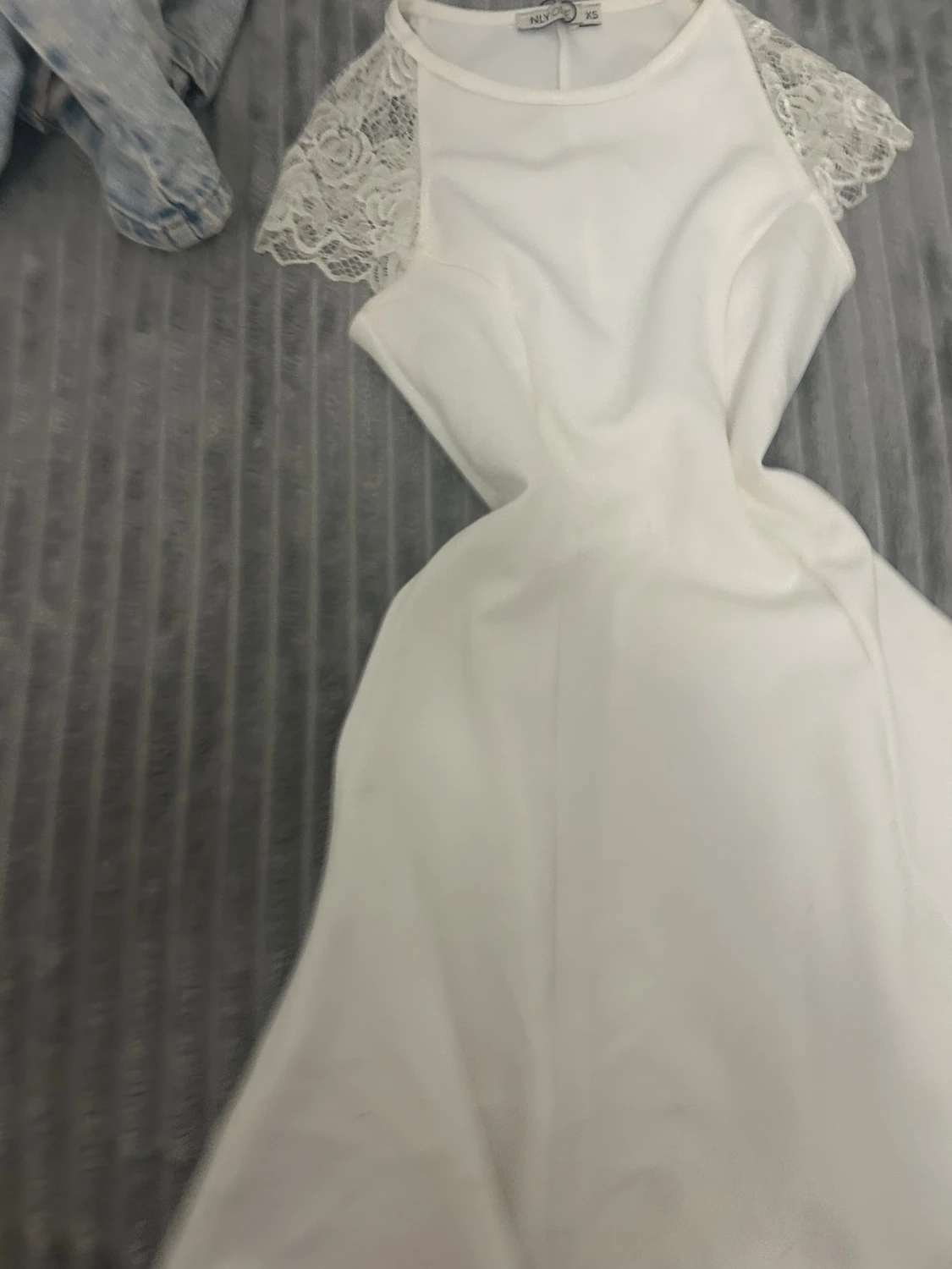 Vit klänning med spetsdetaljer NELLY