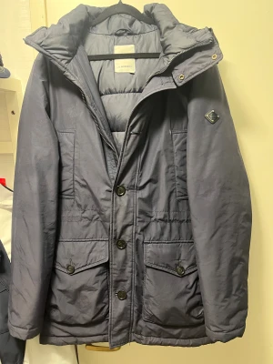 J Lindberg jacka - Schysst tjock j lindberg field jacka, perfekt till vintern. Storlek M