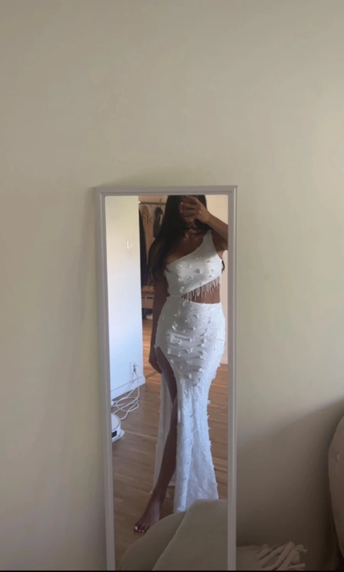 Vit långklänning med slits och pärlor - 1