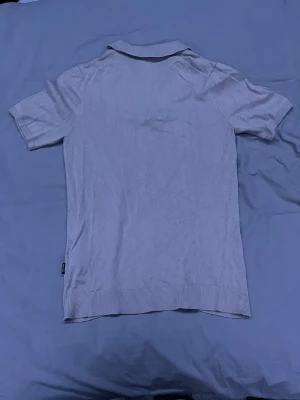 Beige pikétröja från Only & Sons - Snygg beige pikétröja från Only & Sons med klassisk krage och half zip-dragkedja framtill. Tröjan är kortärmad och har ribbade muddar vid ärmslut och nederkant. Perfekt för dig som gillar stilrena och enkla plagg med en modern touch.