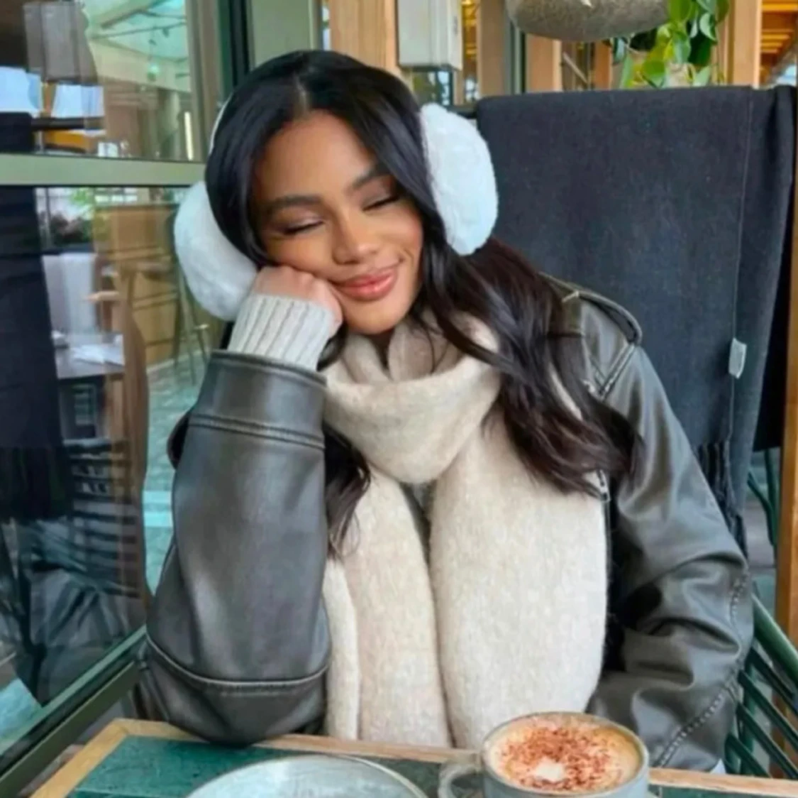 Fluffiga öronvärmare i vitt och svart - 2