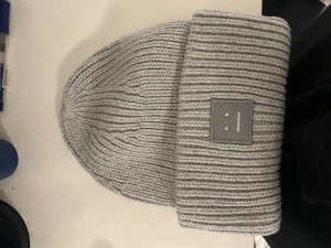  Acne Studios mössa - Snygg ljusgrå stickad mössa från Acne Studio.
