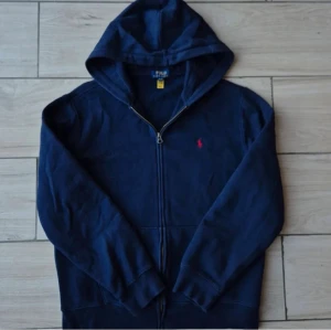 Marinblå hoodie från Polo Ralph Lauren St Xs - Priset går att diskutera!!Snygg marinblå hoodie från Polo Ralph Lauren med dragkedja och huva. Aldrig använt fick som present men passar inte storleken motsvarar Xs 