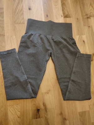Khaki Leggings i Storlek S - Säljer ett par Khaki (grå/grön) leggings I storlek S. Finns ingen storleksmärkning. Helt nya! Aldrig använda. Mjuka och otroligt stretchiga!