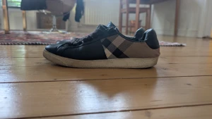Äkta Burberry skor - Riktiga. Har ej box eller så kvar. Nyepris ca 5300