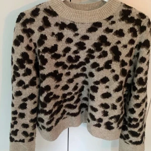 Stickad leopard tröja  - Stickad leopard tröja från hm, lite nopprig men den är ändå fin. Tröjan passar även m 