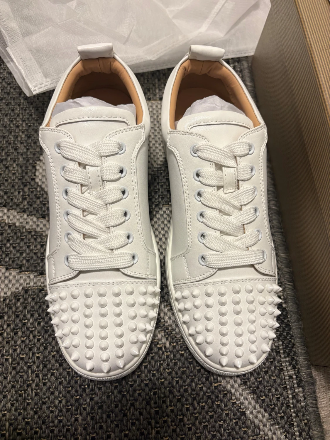 Vita Christian Louboutin sneakers med nitar - 1