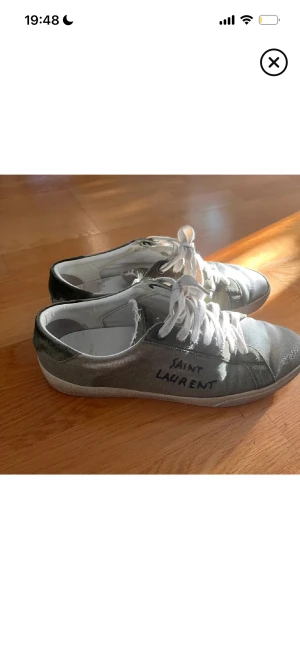 Saint Laurent sl06 - Riktigt feta saint Laurents! Bra skick(enligt bilder) nypris över 7000. Storlek 42 men är lite stora