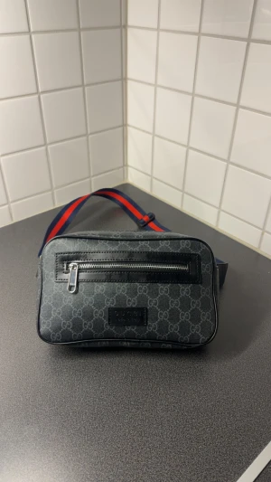 Midje väska  - Svart midjeväska använd 1 gång dustbag finns tyvärr inte väskan är i riktigt bra skick 