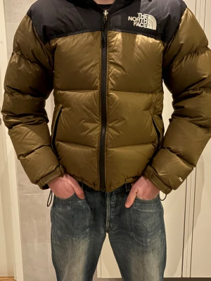Olivgrön dunjacka från The North Face - Skön jacka från north face, lite streetwear stil men passar till allt. Knappt använd och pris går att diskuteras