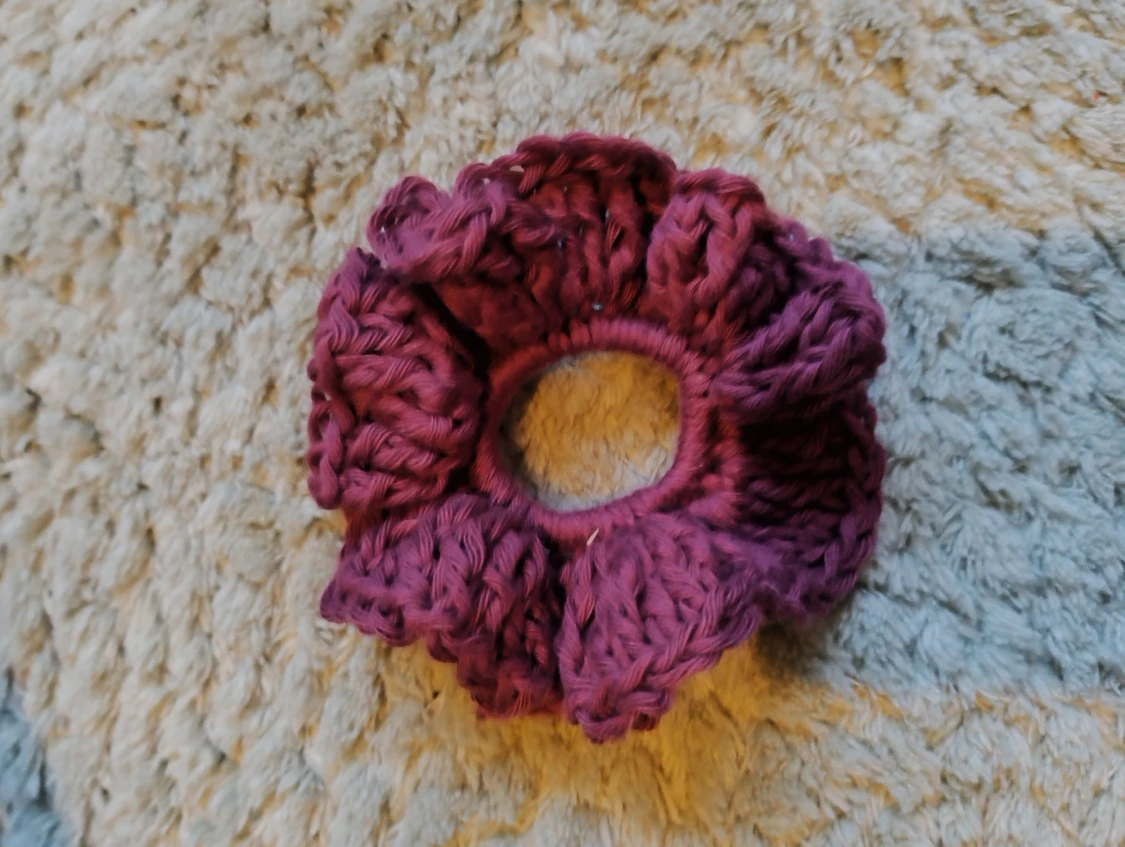 Handgjord virkad lila scrunchie 