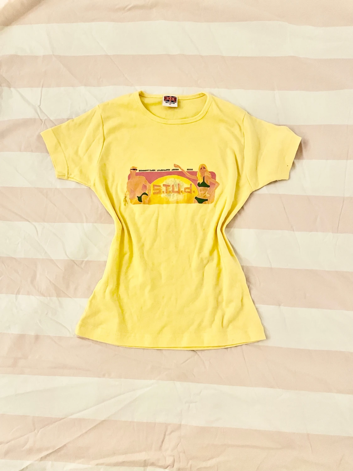 Gul fin 2000s t shirt med tryck på!💓 - 1