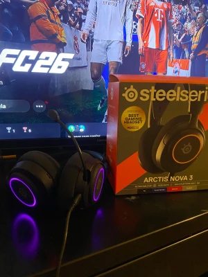 SteelSeries Arctis Nova 3 - SteelSeries Arctis Nova 3 gaming headset med RGB-ljus, retraktabel mikrofon och USB-C för flera plattformar. Snyggt skick, inga synliga defekter eller slitage. Perfekt för PC, Playstation, Switch och mobil. Levereras med originalkartong. VÄRLDENS skönaste hörlurar!!!! Funkar 100% felfritt använd fåtal gånger. NY PRIS 1099KR