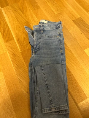 Ljusblå skinny Molly jeans  - Säljer ett par ljusblå Molly jeans i storlek S. 