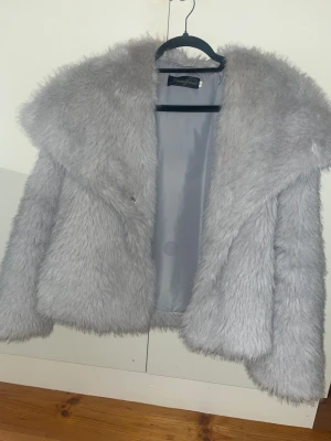 Grå pälsjacka från Jenniferm S - Skriv för fler bilder! Säljer en fluffig och snygg grå pälsjacka från Jenniferm i storlek S. Jackan har bred krage och är helfodrad med mjukt tyg på insidan. Perfekt för dig som vill ha en statement piece med oversized känsla och extra volym. Faux fur! 