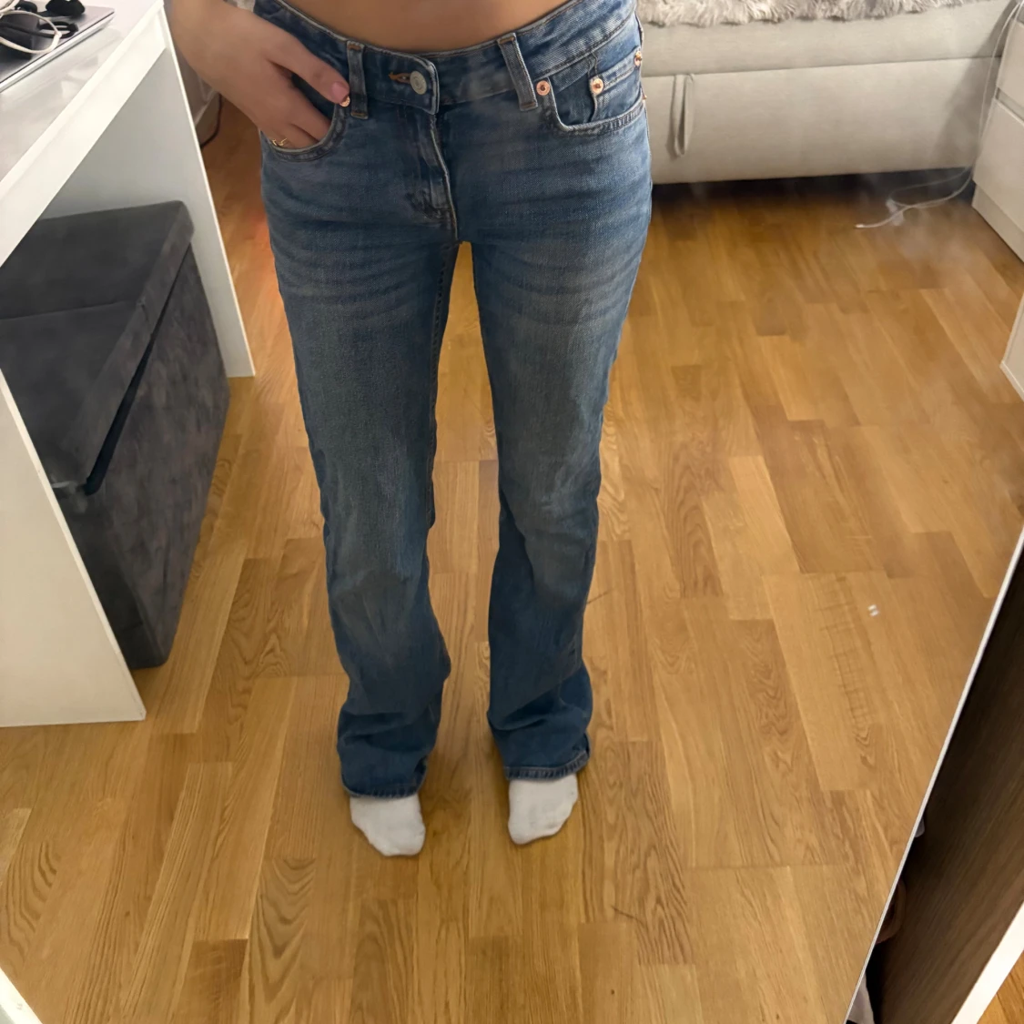 Mörkblå utsvängda Jeans - 1