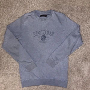 East coast sweatshirt  - Blå sweatshirt. Chill men endå med karaktär. Storlek s säljs då den inte passar mig. Pris kan diskuteras