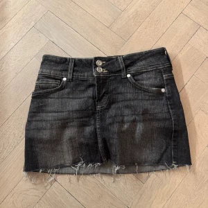  jeanskjol från Bershka - Snygg jeanskjol från bershka med inbyggda shorts (man kan inte se dom på bilden). Jag säljer för 200kr + frakt som kunden betalar, priset kan diskuteras 