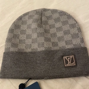 Grå mössa - Snygg grå mössa helt ny aldrig andvänd